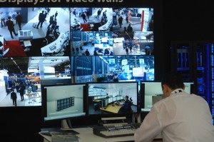 Pour faire face aux vols et autres délits qui se produisent dans les entreprises, certains patrons n’hésitent pas à mettre en place des systèmes de surveillance via la vidéo.